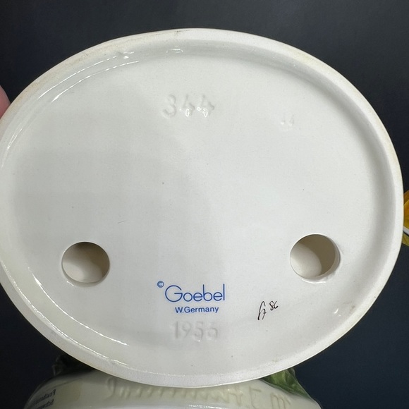 🛑SOLD🛑 Vintage M.J. Hummel Feathered Friends #344,Girl Watching Geese, Germany - Picture 7 of 14